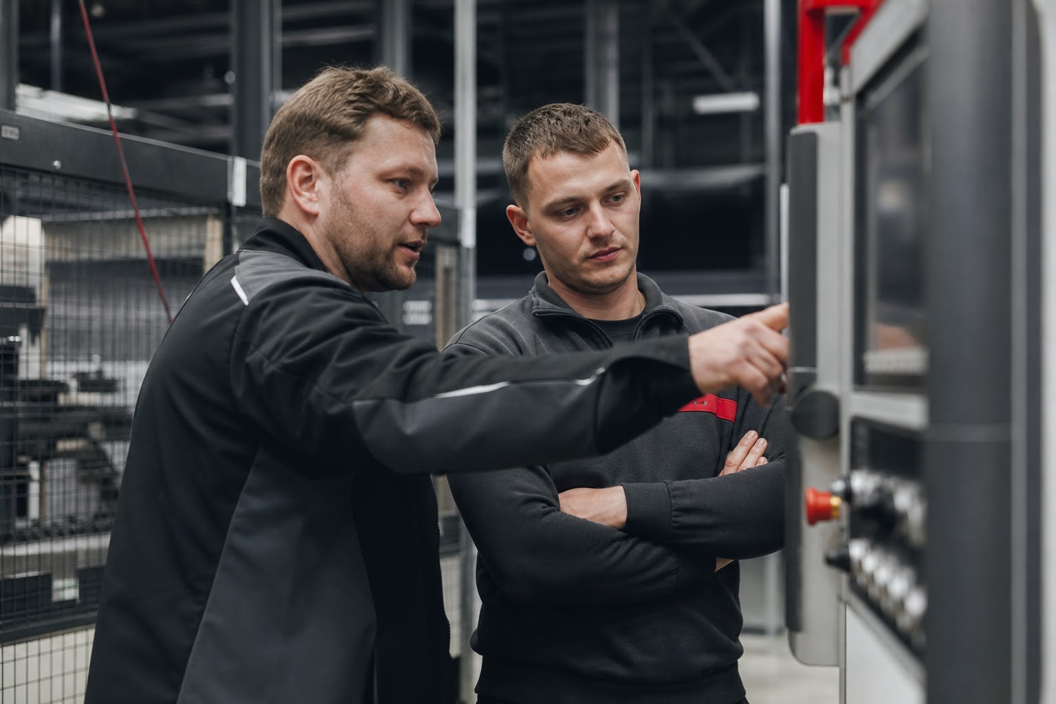 Technik a operátor pri riadiacom paneli výrobnej linky